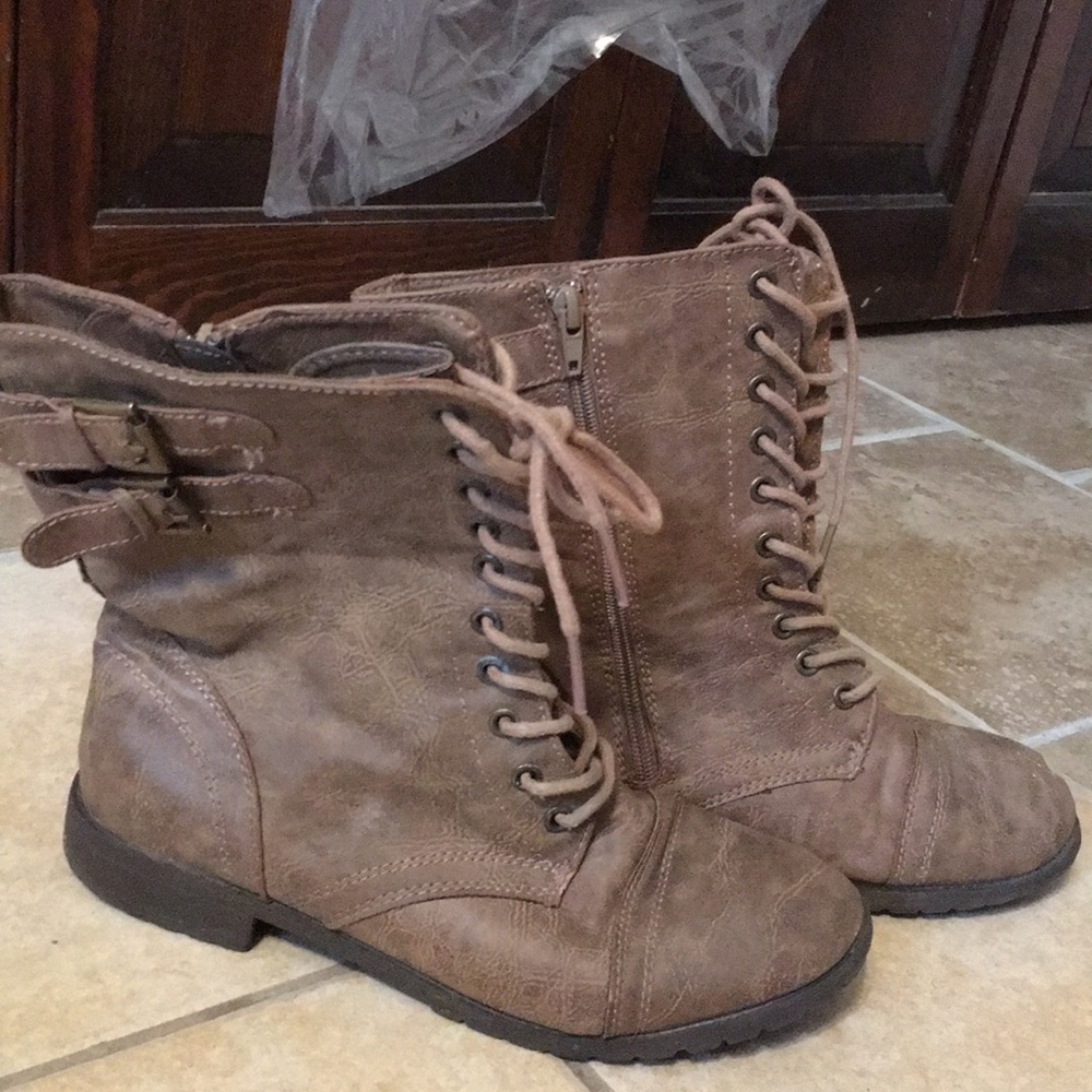 Women’s size 8 tan military boots